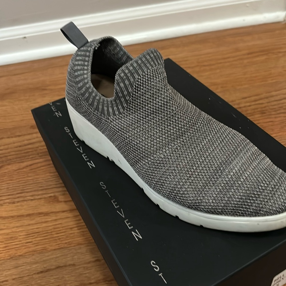 Slip on sneaker/shoe very comfortable